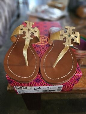 New In Box Tory Burch Moore 2 Metallic Tumbled Leather Thing Sandal Size 6.5